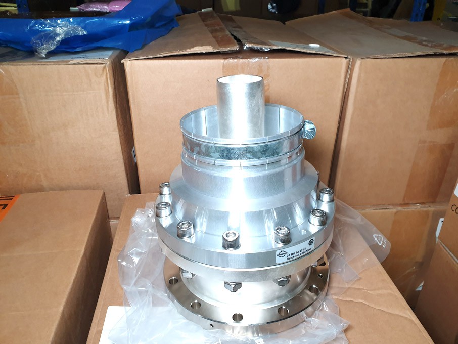 Spinner SMS 52-120 TO 6 1/8" EIA adapter (boxed &...