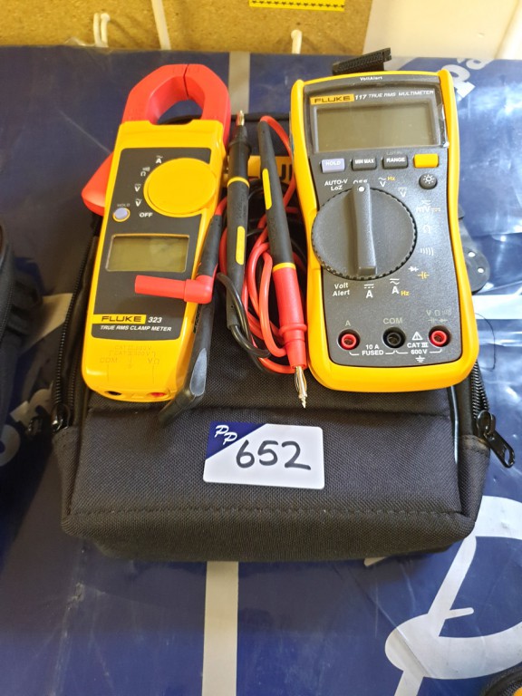 Fluke 117 true RMS digital multimeter & Fluke 323...