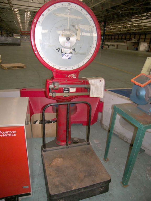 Avery 3205 GCE platform scales, 405lb cap - Locate...