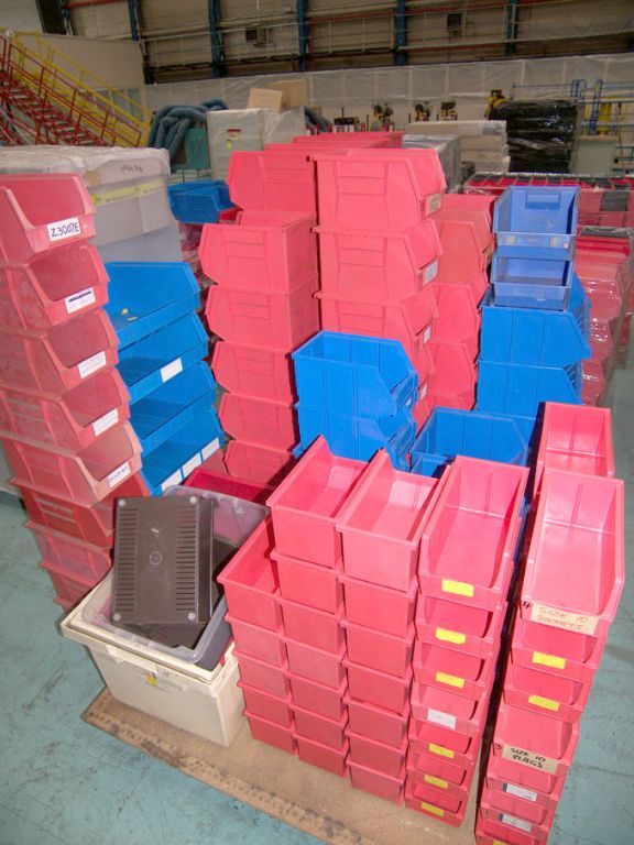 Qty various size plastic Linbins on pallet - Locat...