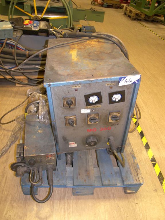 British Federal MG300 welder with wire feed unit