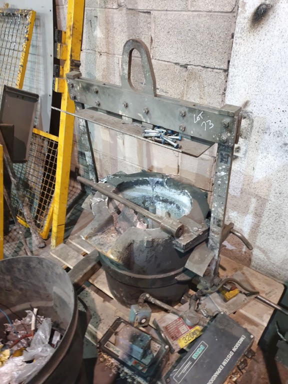 Crane type pouring ladle
