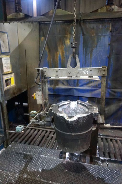 Crane type pouring ladle