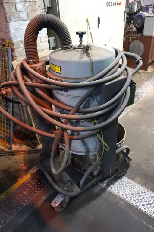 Nilfisk VHC200 industrial vacuum (2013)