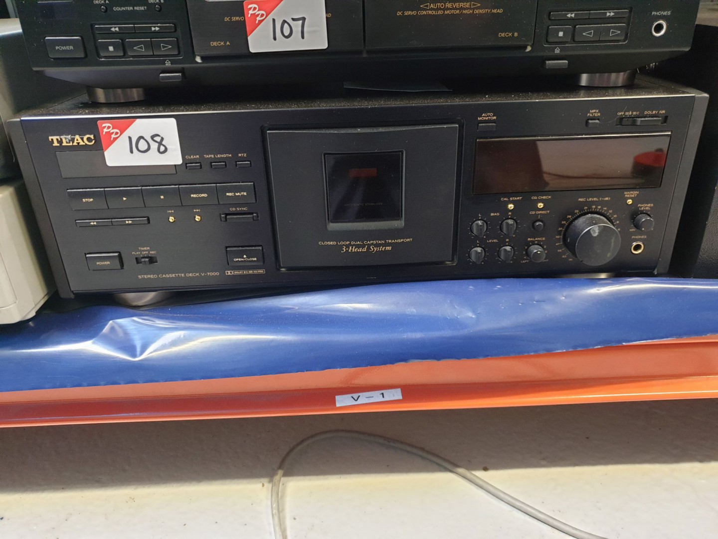 Teac V-7000 stereo cassette deck - Lot located at:...