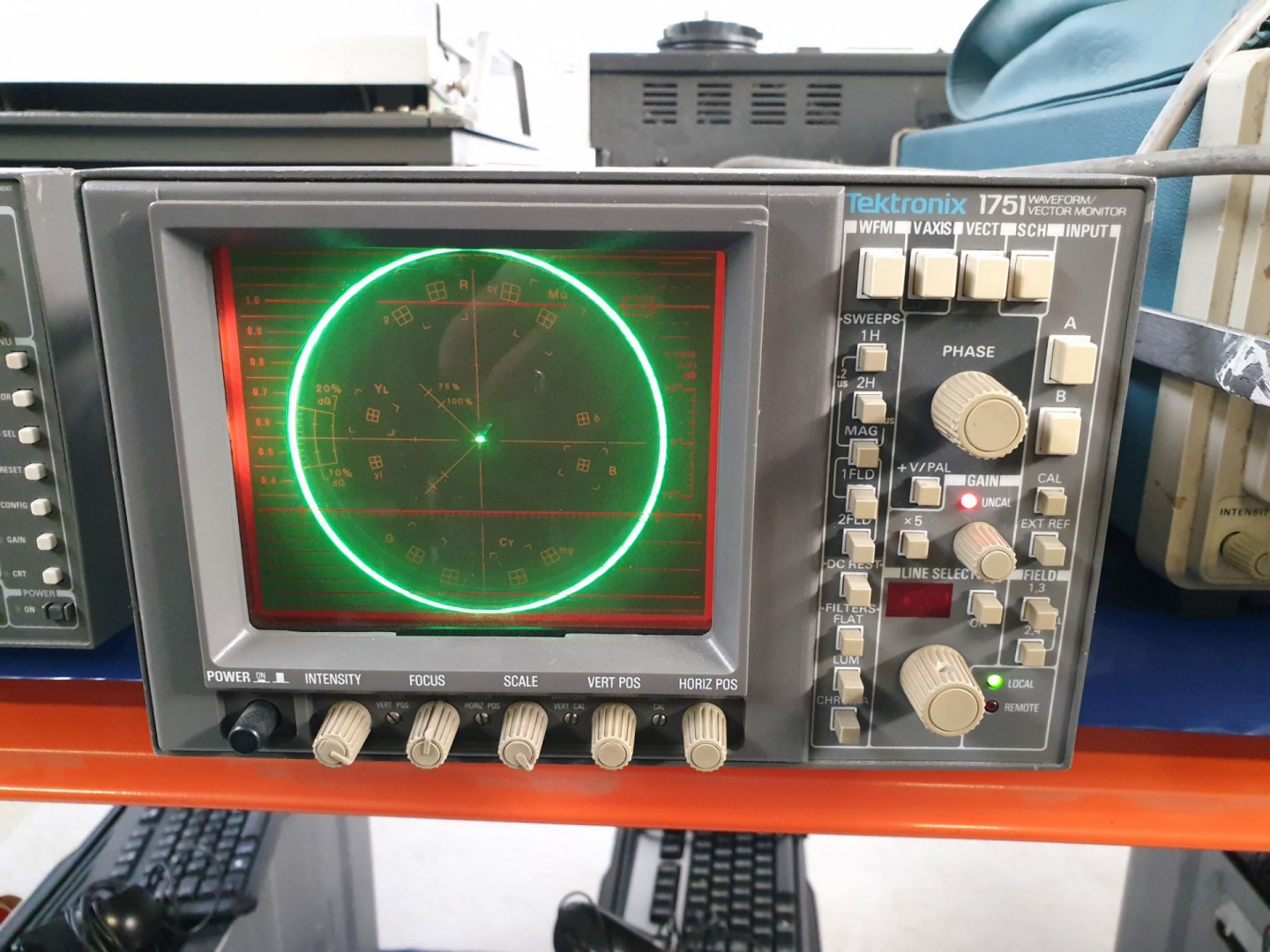 Tektronix 1751 waveform / vector monitor - Lot loc...