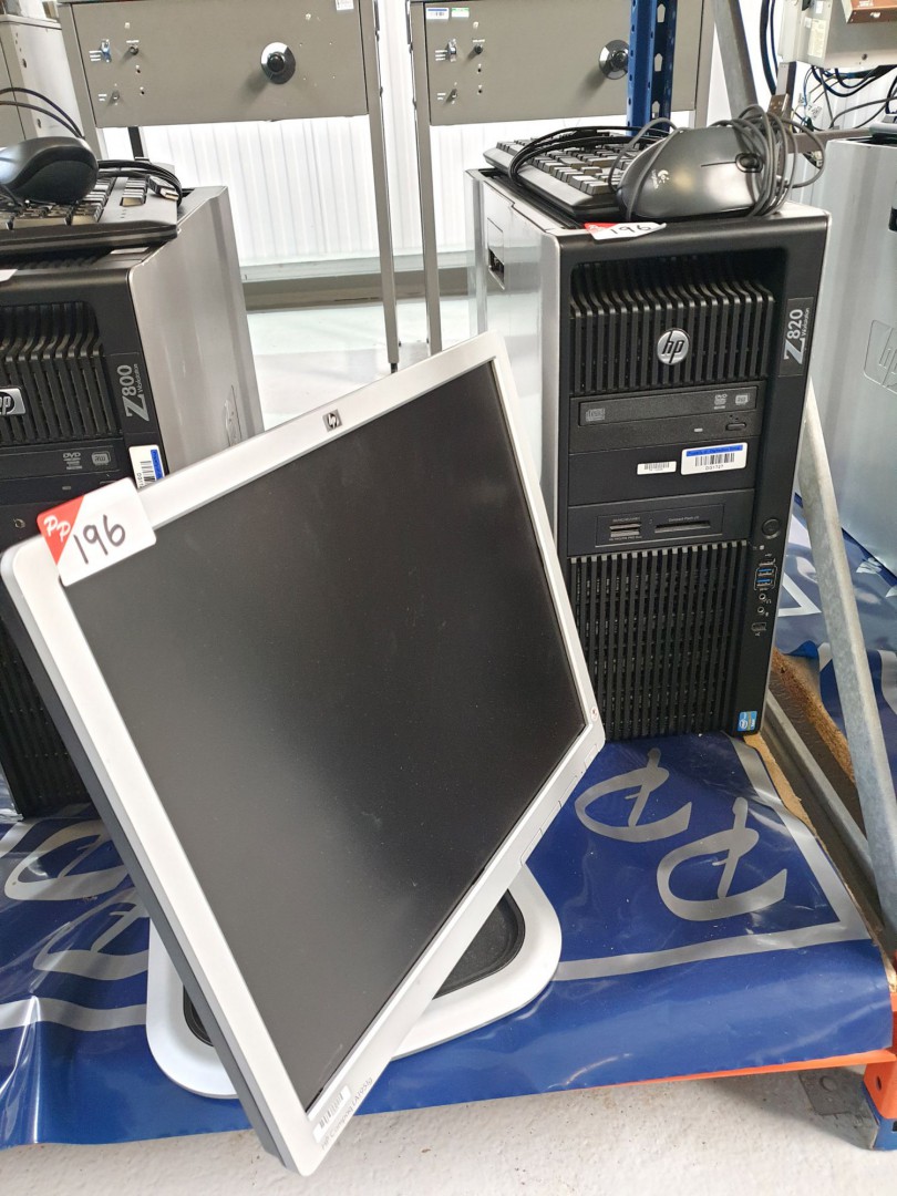 HP Z820 workstation with HP LA1915g LCD monitor on...