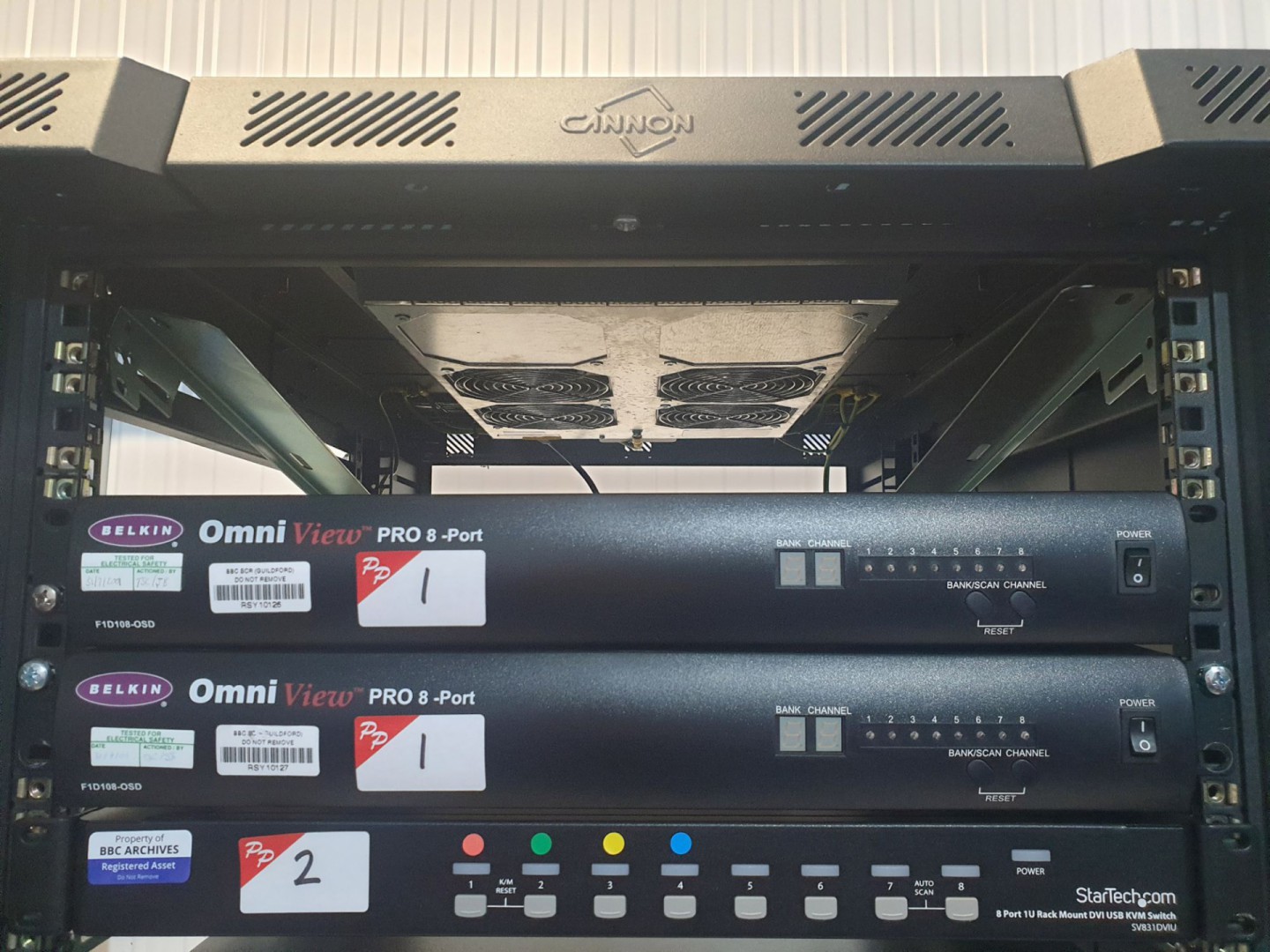 2x Belkin Omniview Pro 8 port KVM switches - Lot l...