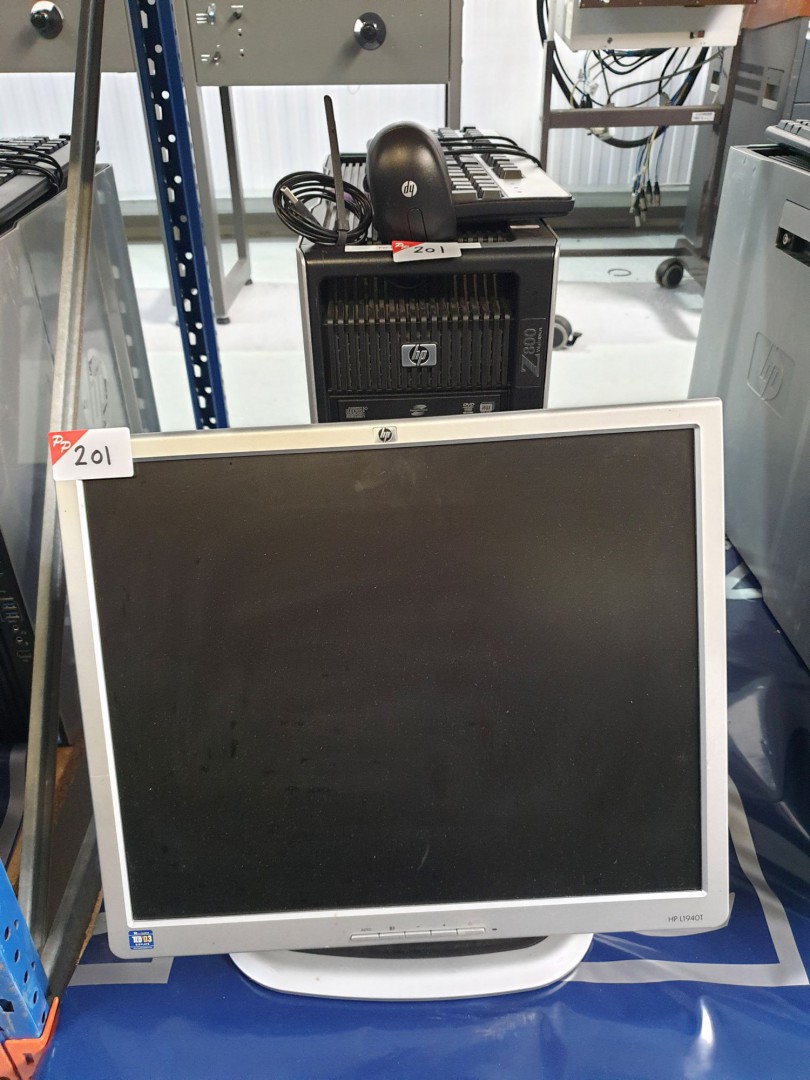 HP Z800 workstation with HP L1940T LCD monitor on...