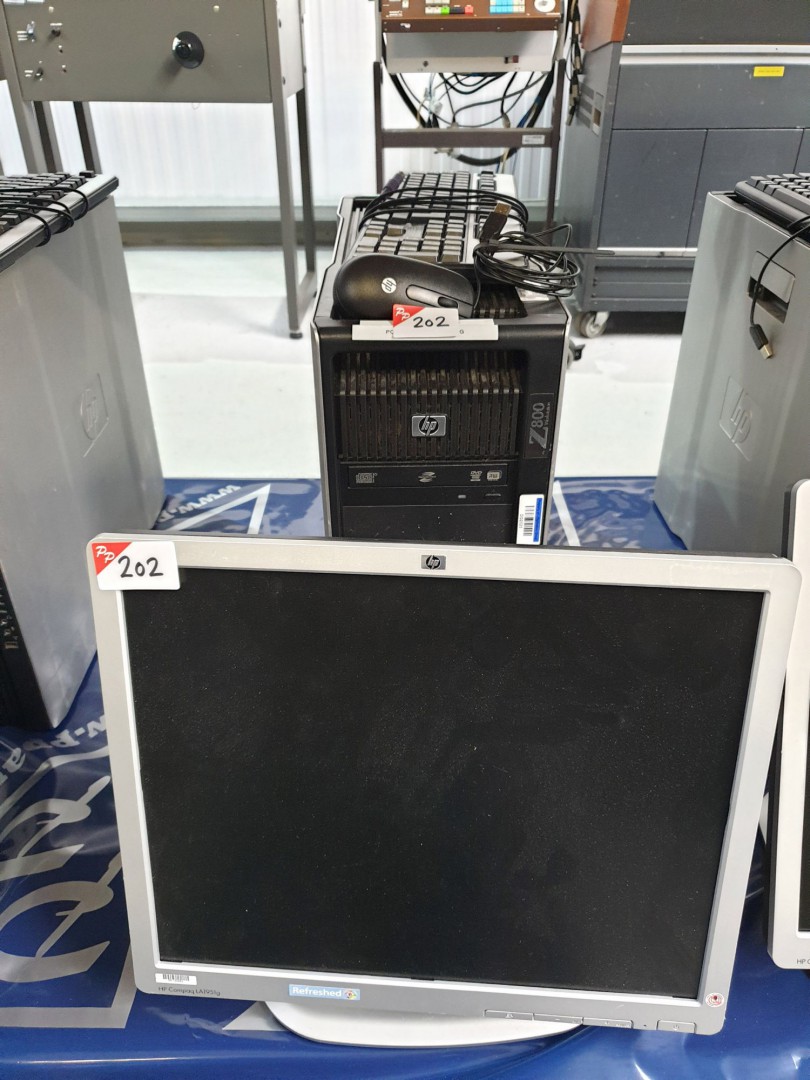 HP Z800 workstation with HP LA1951g LCD monitor on...