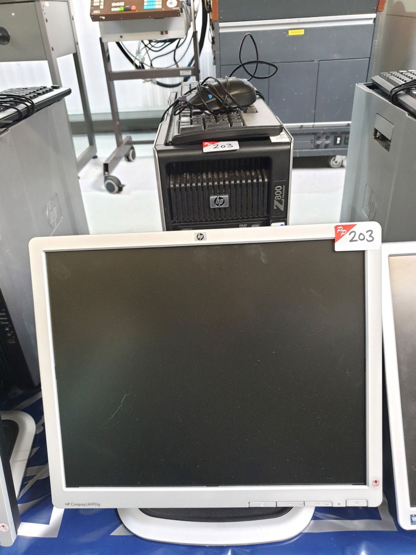 HP Z800 workstation with HP LA1951g LCD monitor on...