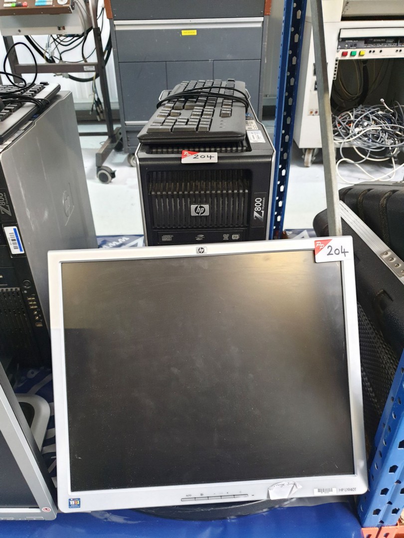 HP Z800 workstation with HP L1940T LCD monitor on...