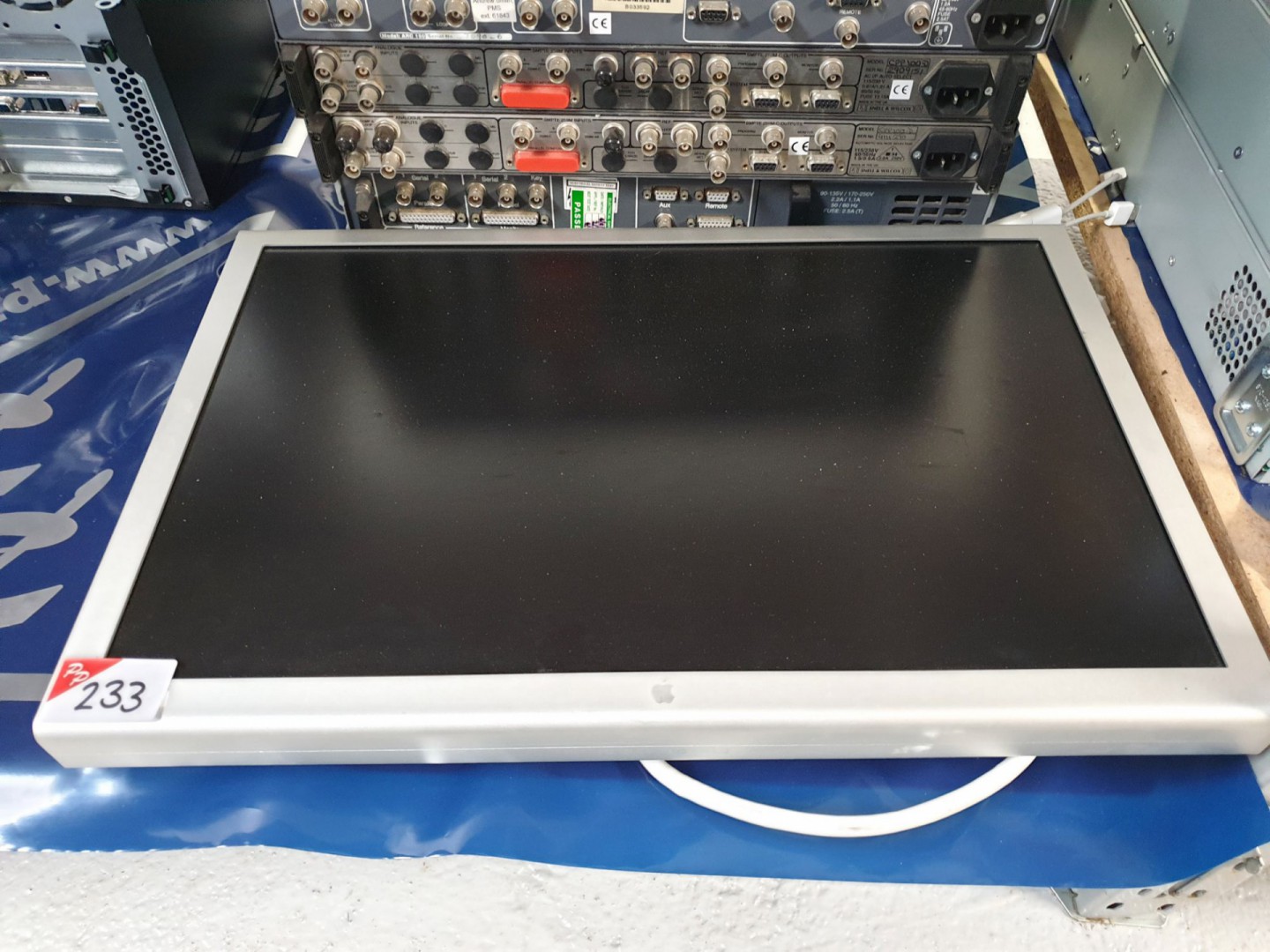 Apple A1082 23" cinema display - Lot located at: P...