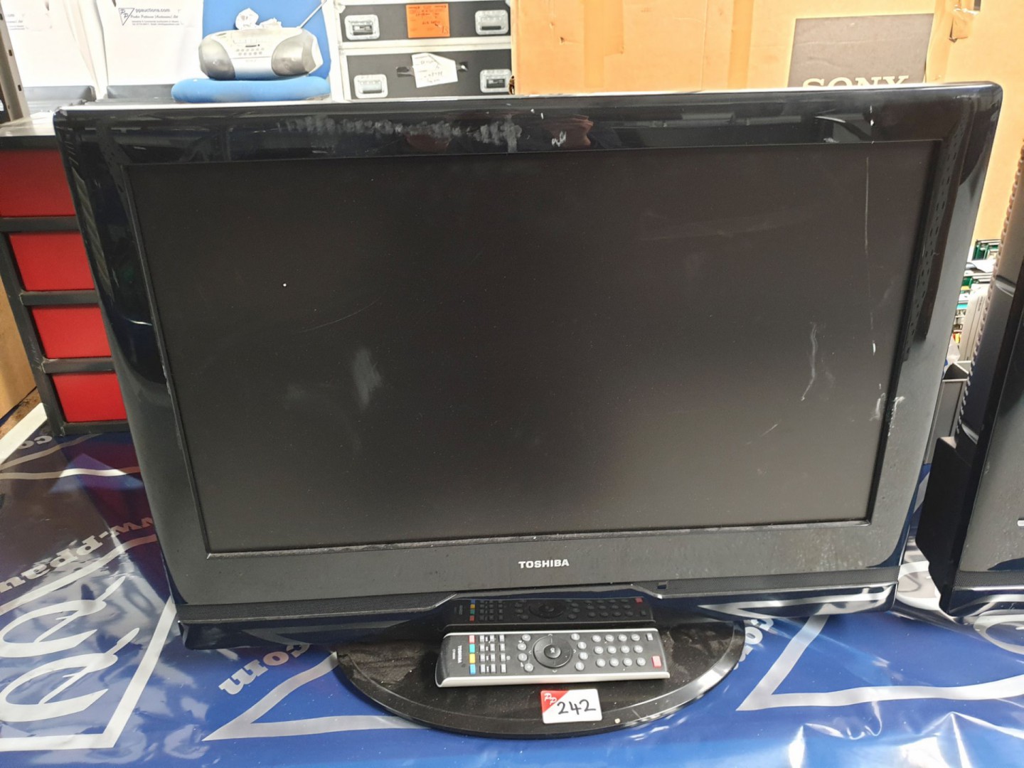 Toshiba 26AV505D LCD TV on stand with remote - Lot...