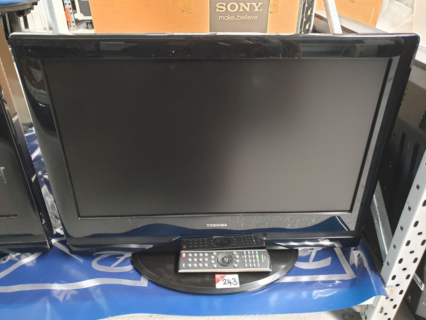 Toshiba 26AV505D LCD TV on stand with remote - Lot...