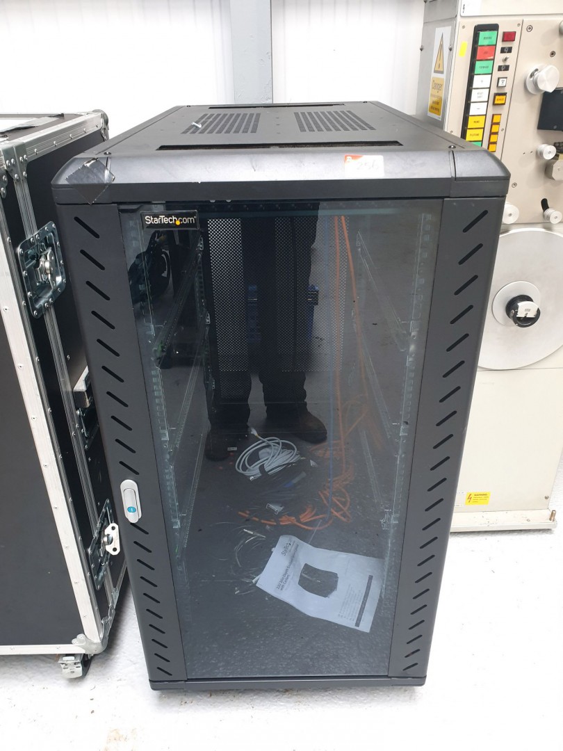 Startech.com black metak mobile server rack, 22U,...