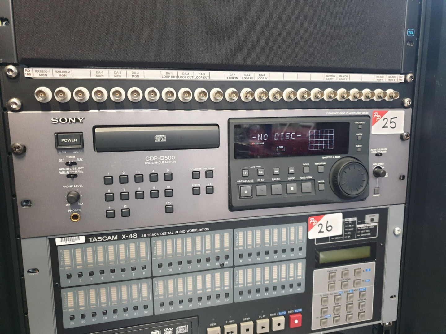 Sony CDP-500 compact disc player - Lot located at:...
