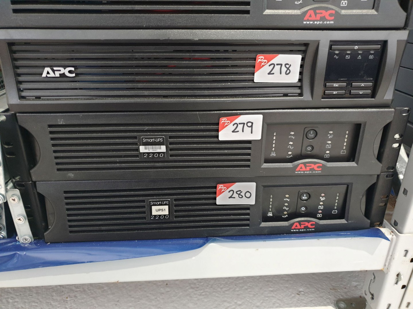 APC SUA 2200R MI2U rack type UPS - Lot located at:...