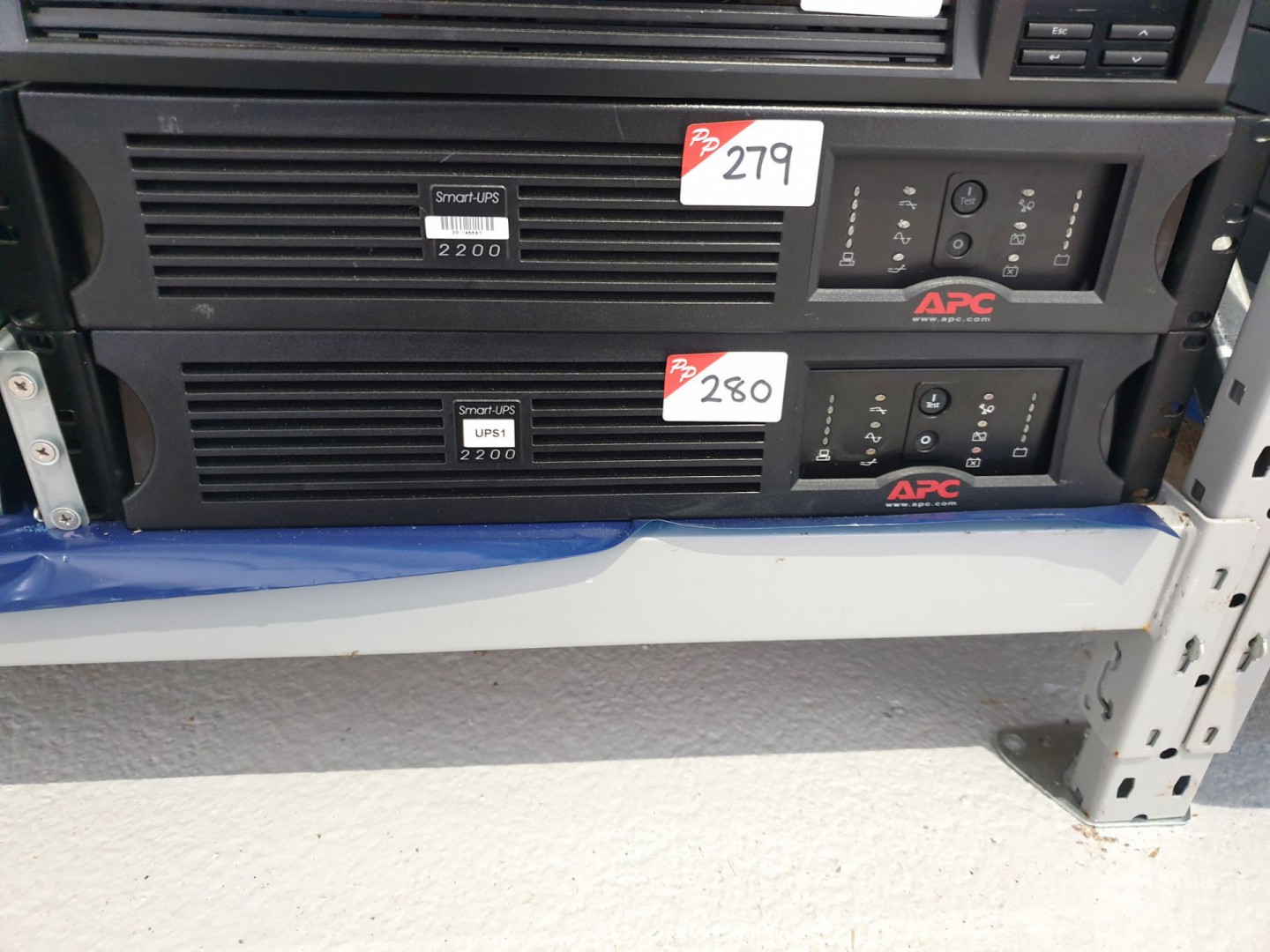 APC SUA 2200R MI2U rack type UPS - Lot located at:...