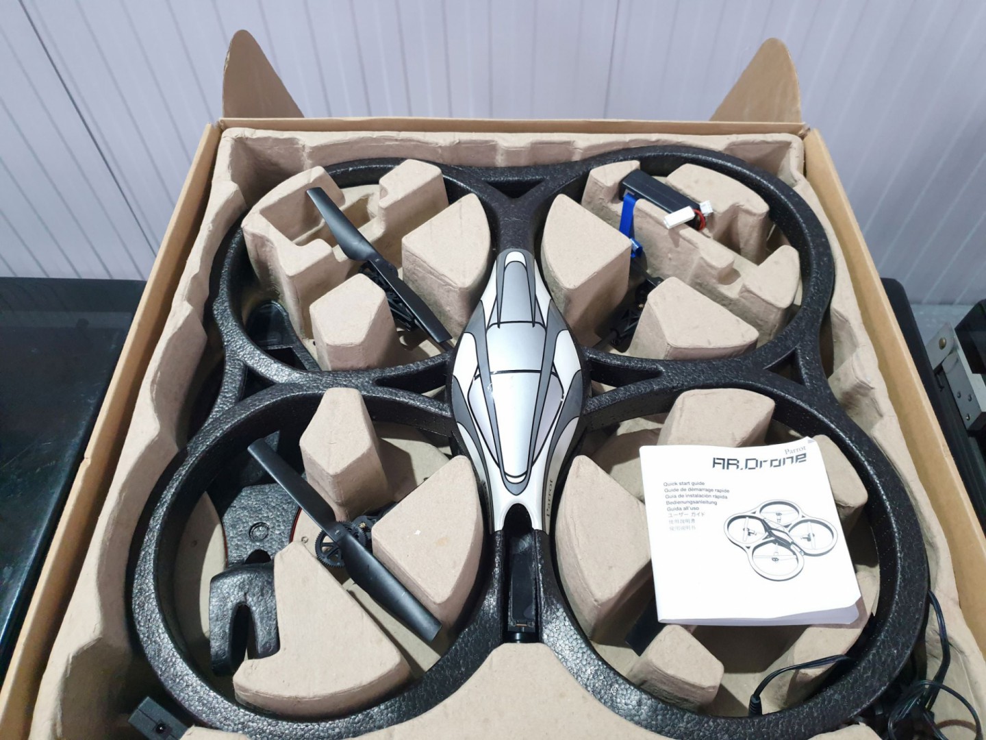 Parrot PF720000 AR drone with batteries, charger,...