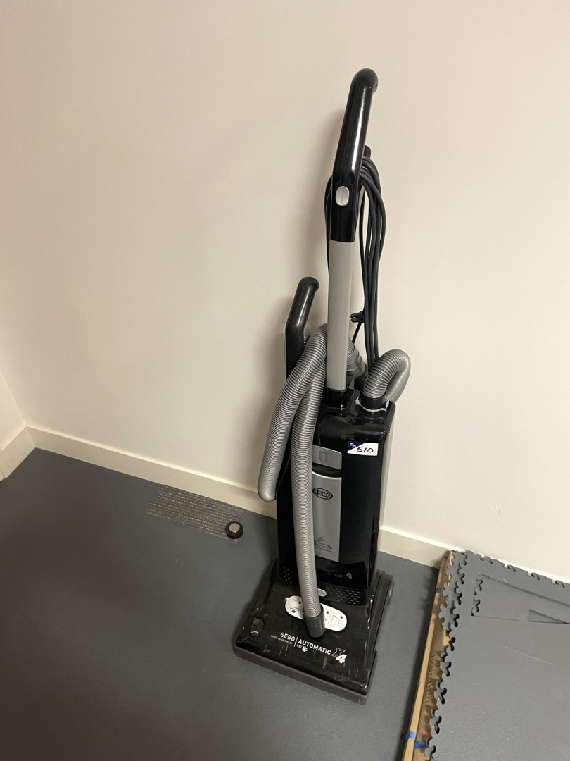 Sebo X4 automatic upright hoover, 240v - Lot locat...
