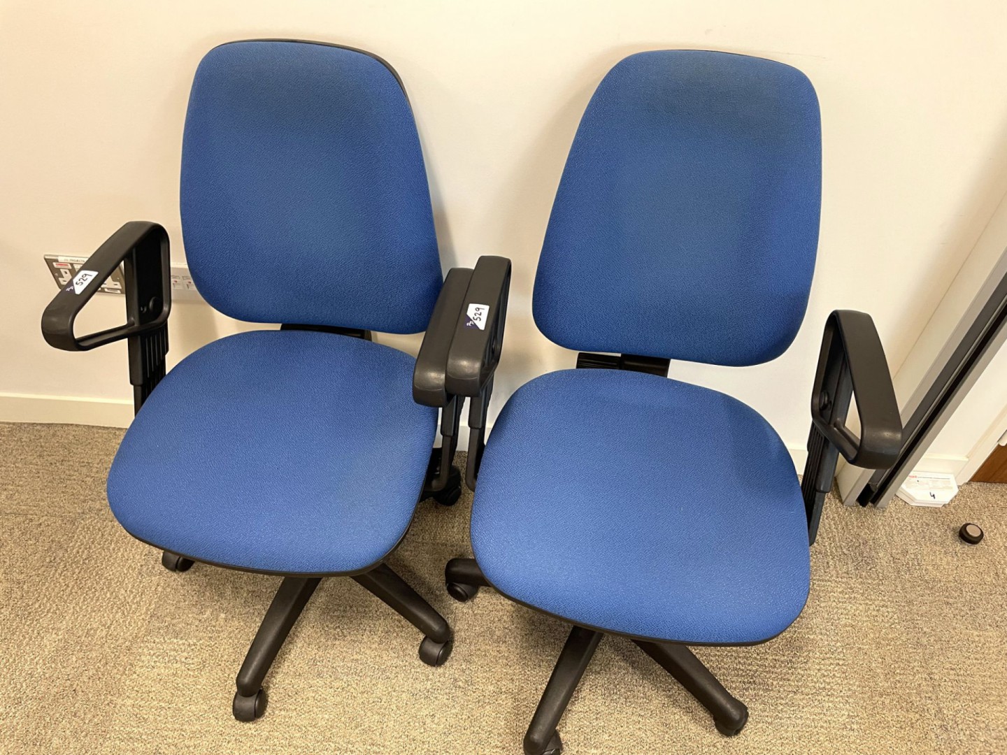 2x blue upholstered office chairs - Lot located at...