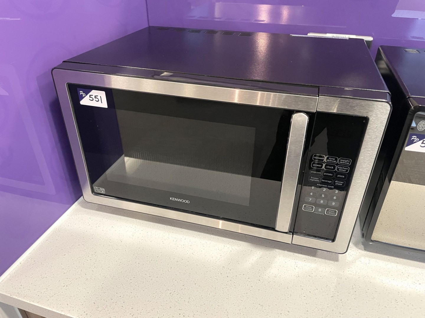 Kenwood K25MSS77 microwave, 900W - Lot located at:...
