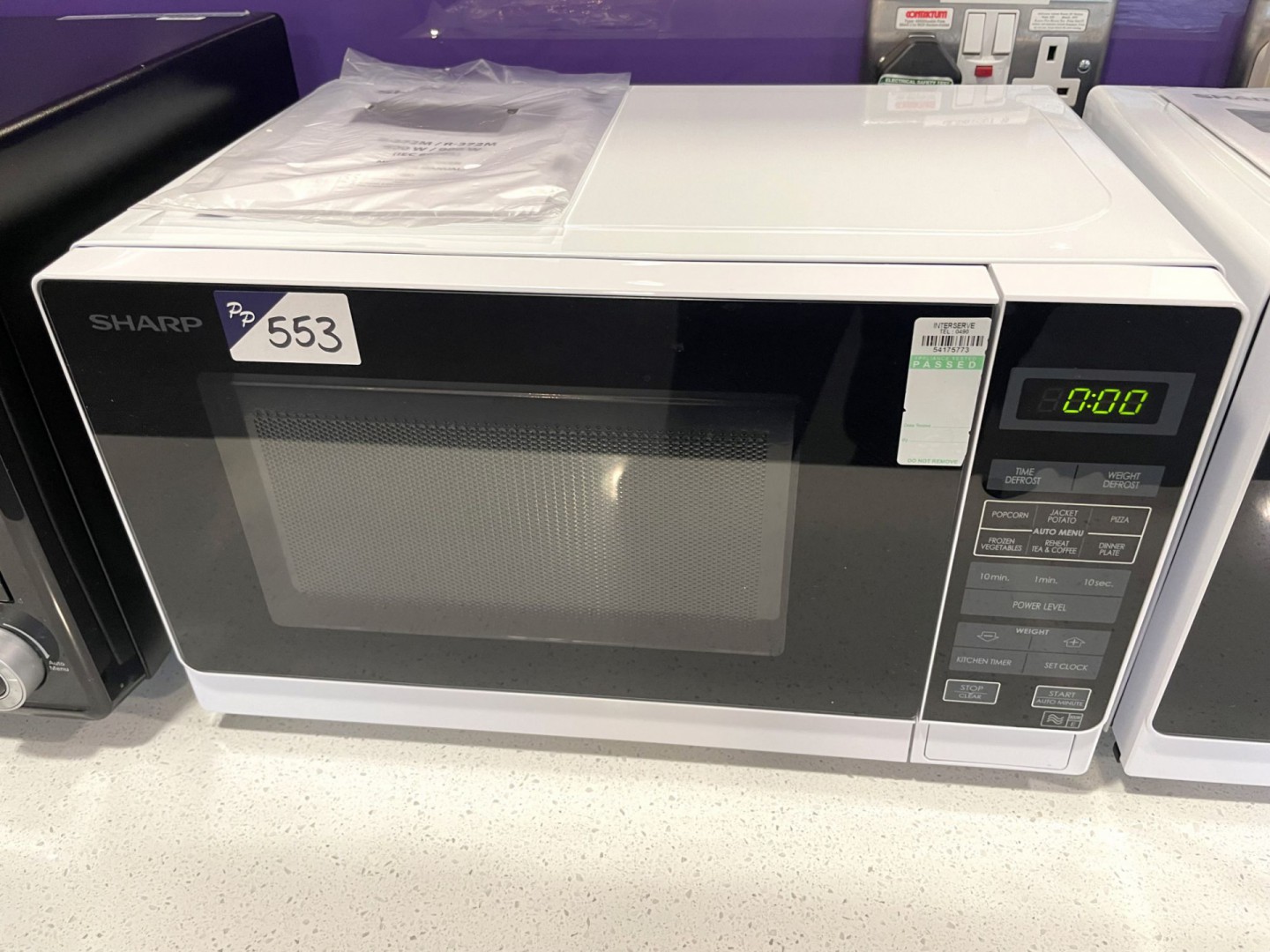 Sharp R-272 microwave, 800W - Lot located at: Odys...