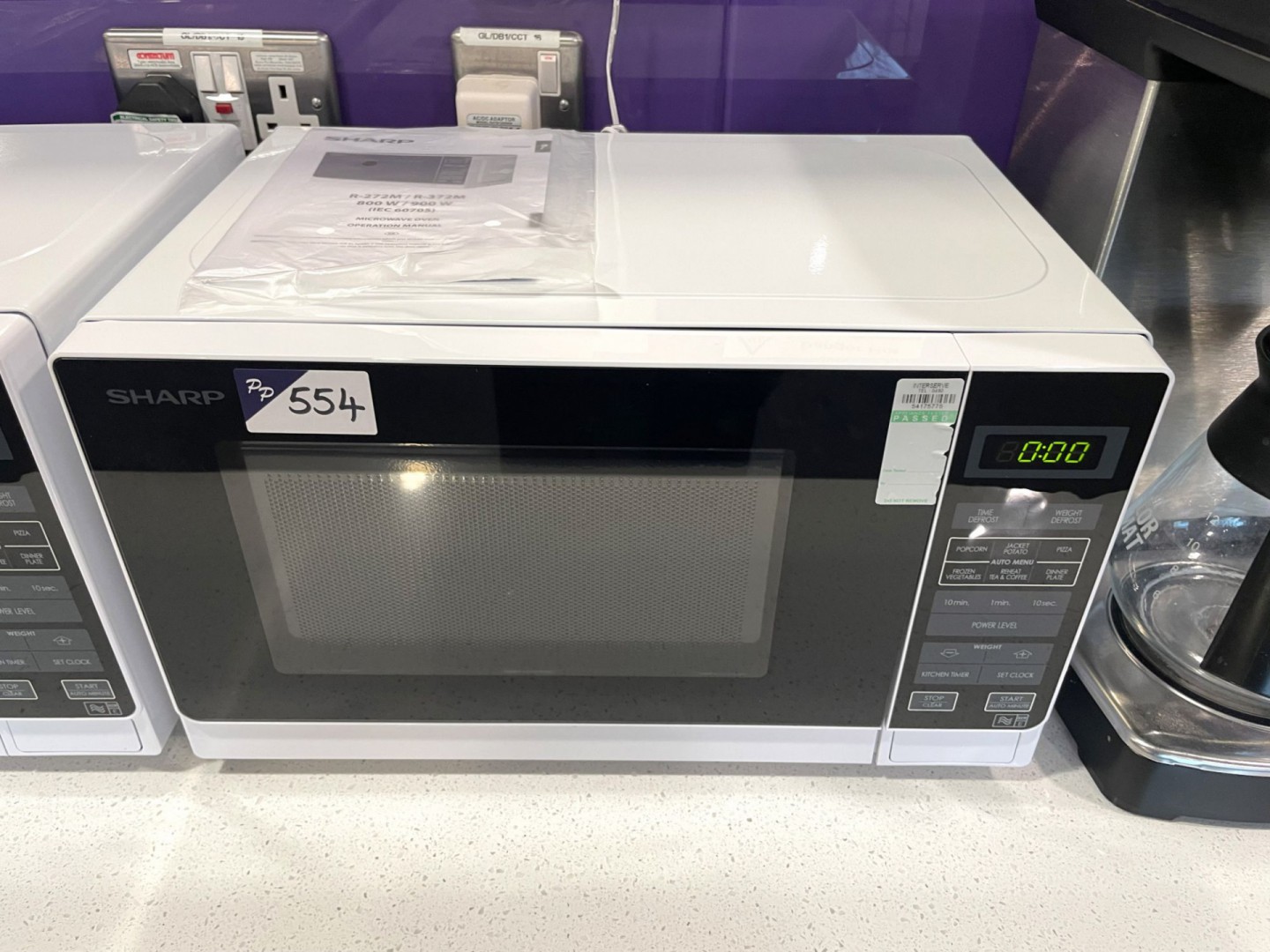 Sharp R-272 microwave, 800W - Lot located at: Odys...