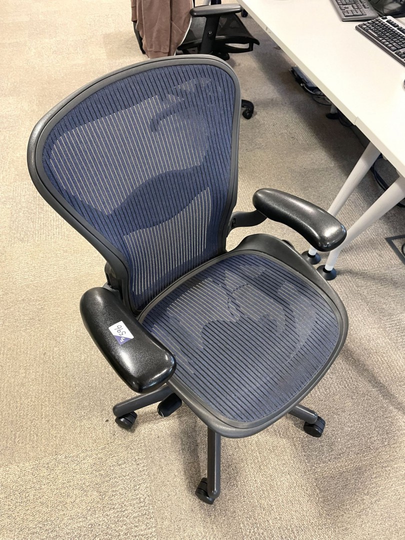 Herman Miller blue studio chair - Lot located at:...