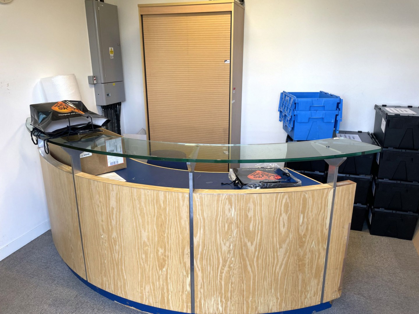 Curved reception counter with glass top, 2900mm ap...