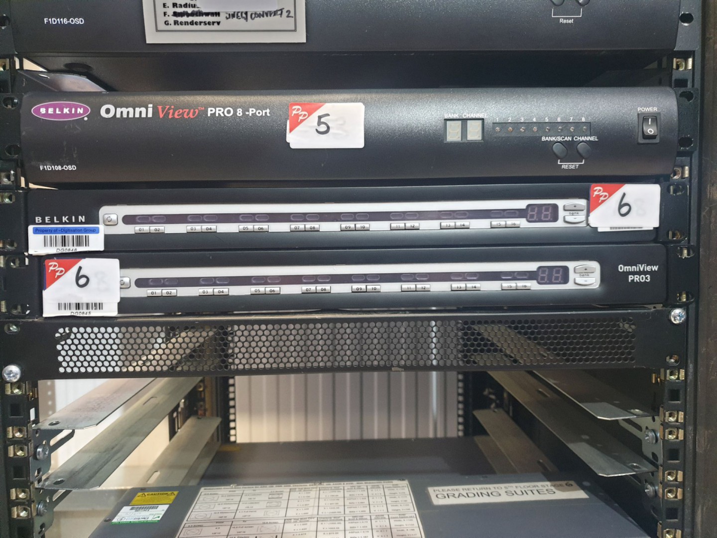 2x Belkin Omniview Pro 3 KVM switches - Lot locate...