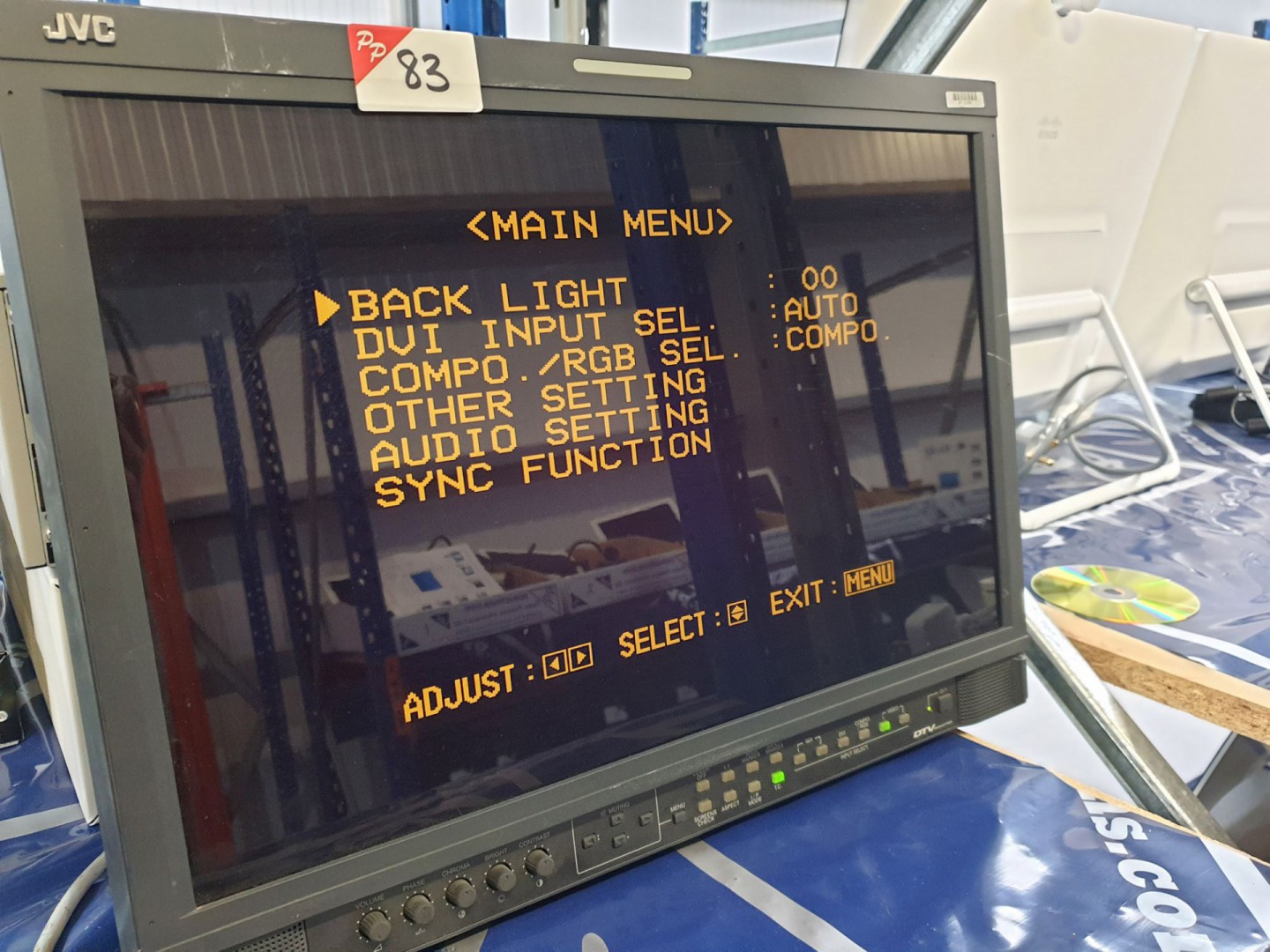 JVC DT-V20LID multiformat LCD monitor - Lot locate...