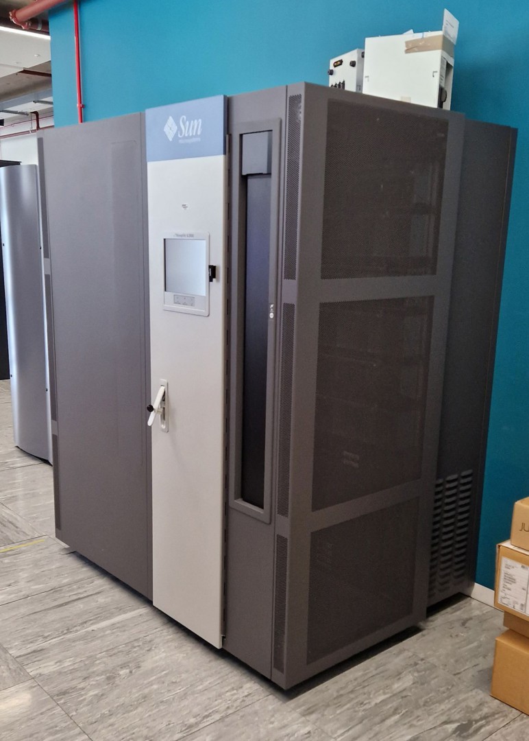 Sun Storagetek SL3000 modular tape library with 8x...