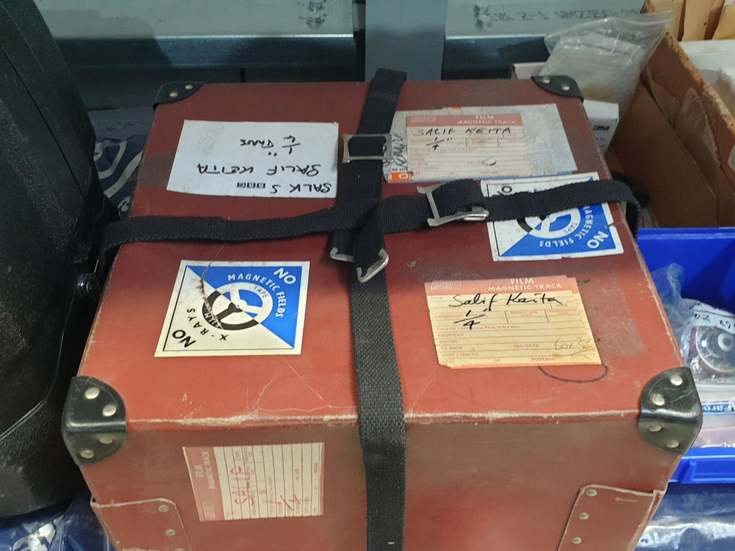 Red black straps travel box, 420x420x230mm (tape /...