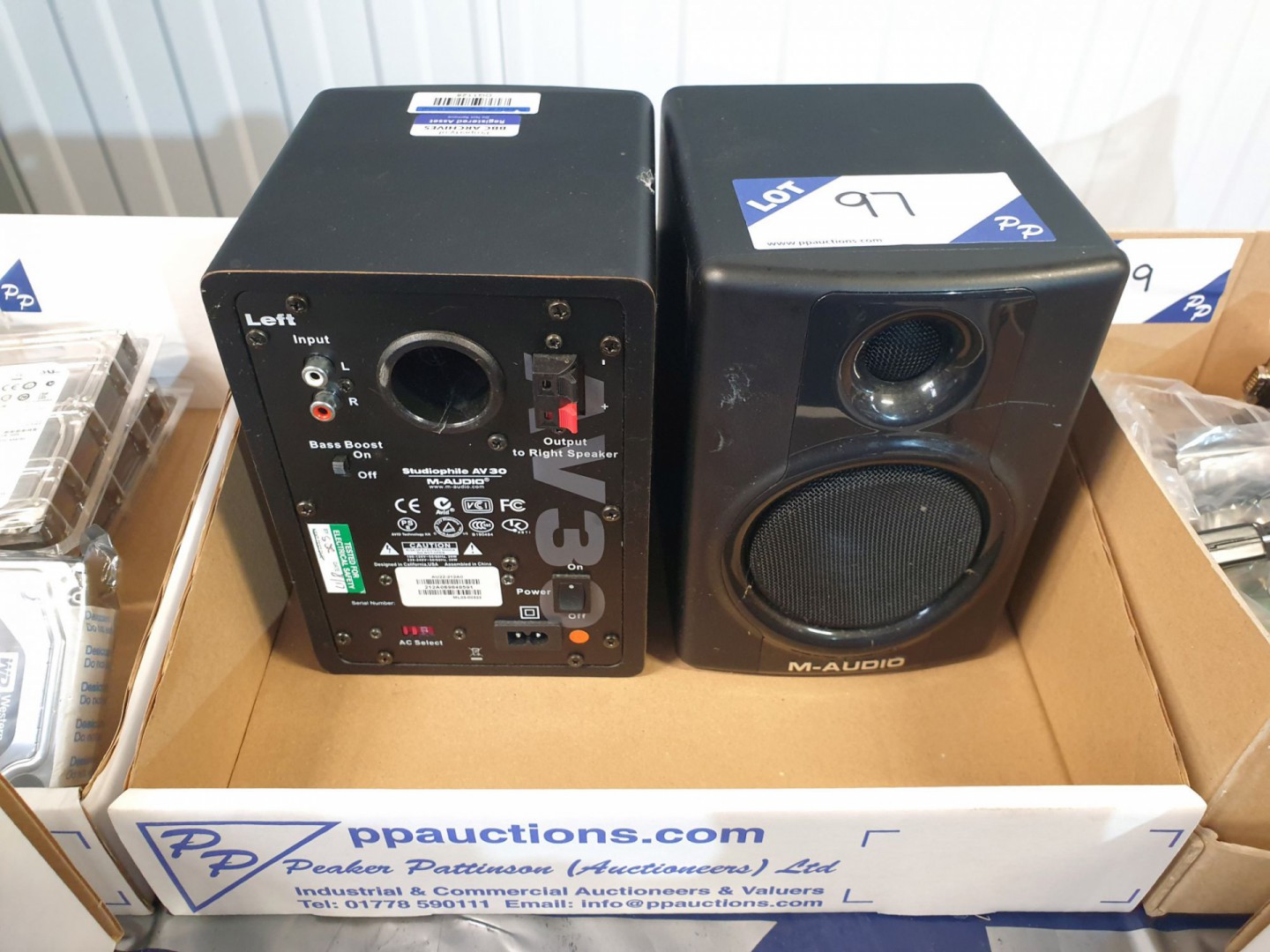 Pair M-Audio Studiophilie AV30 black speakers