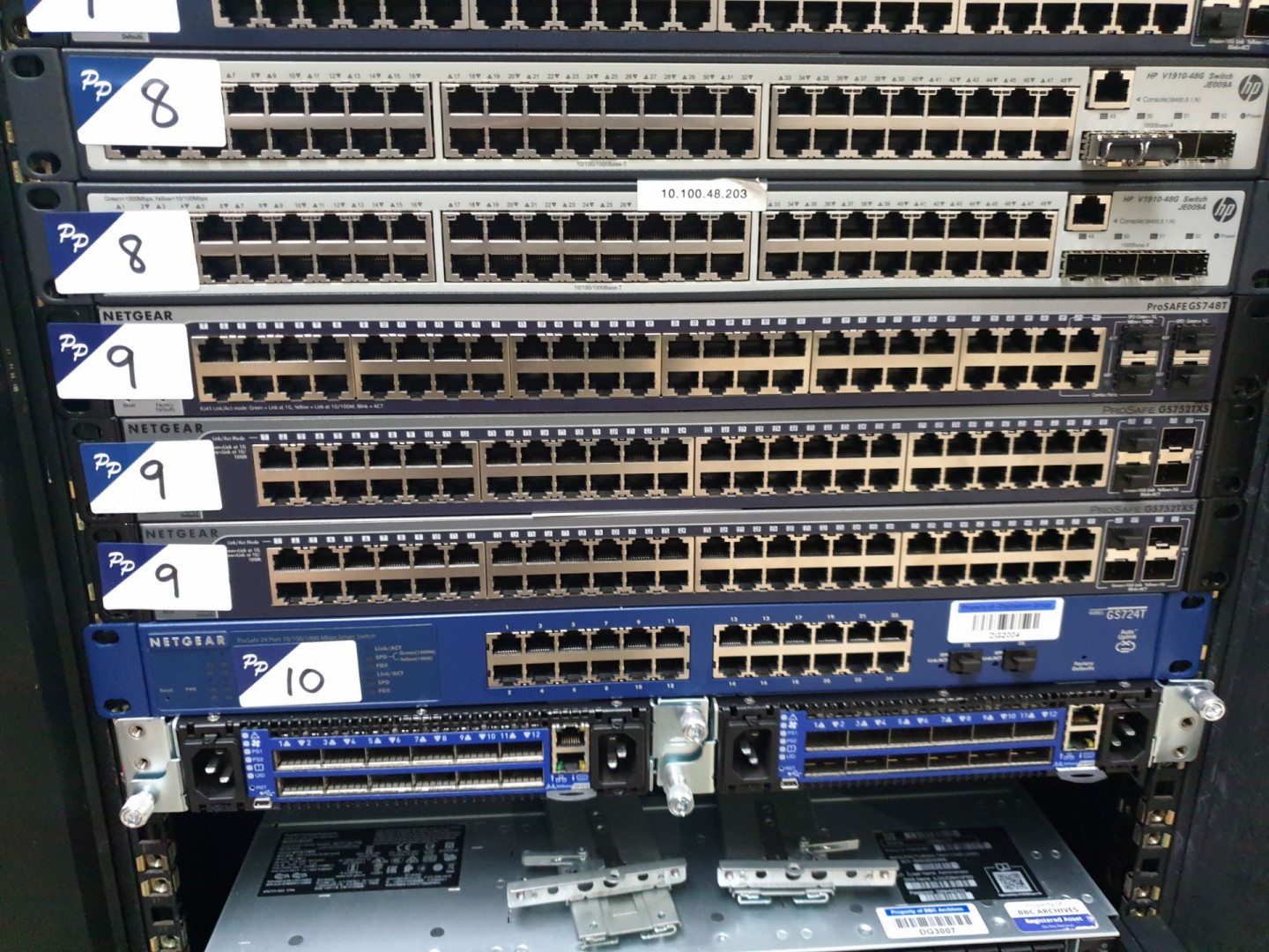 2x Netgear Prosafe GS752TXS, 1x GS748T network swi...