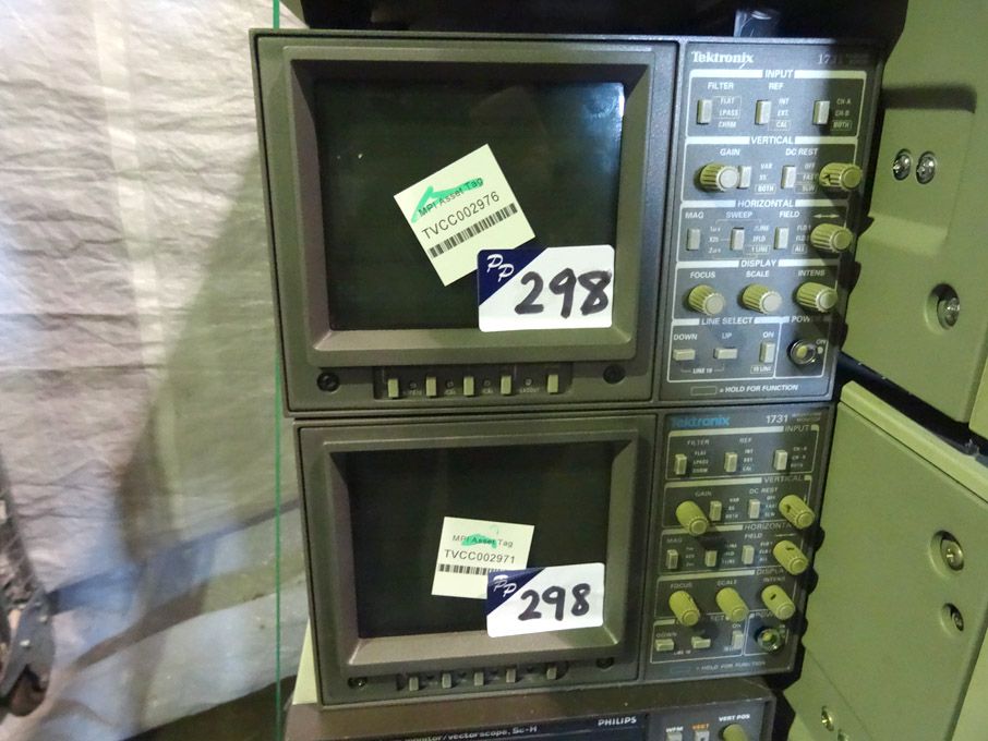 2x Tektronix 1731 waveform monitors