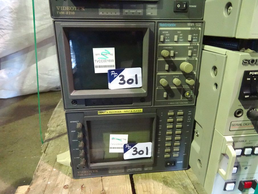 Tektronix 1721 vectorscope, Videotek TVM-821D seri...