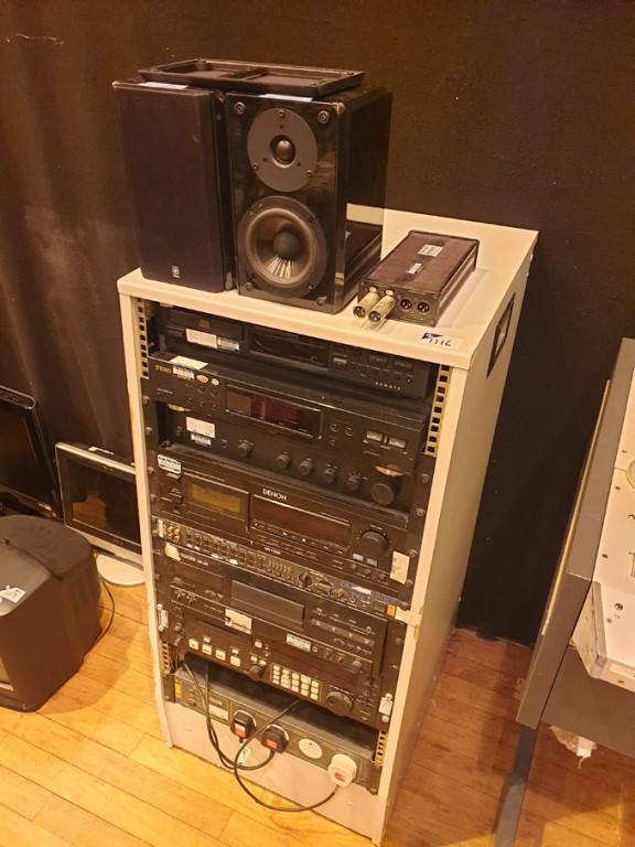 Wooden studio rack inc: Yamaha NX-E150 speakers (d...