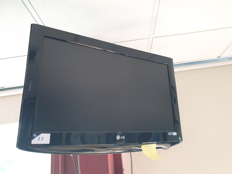 2x LG 26LH2000ZA LCD TV's on wall brackets