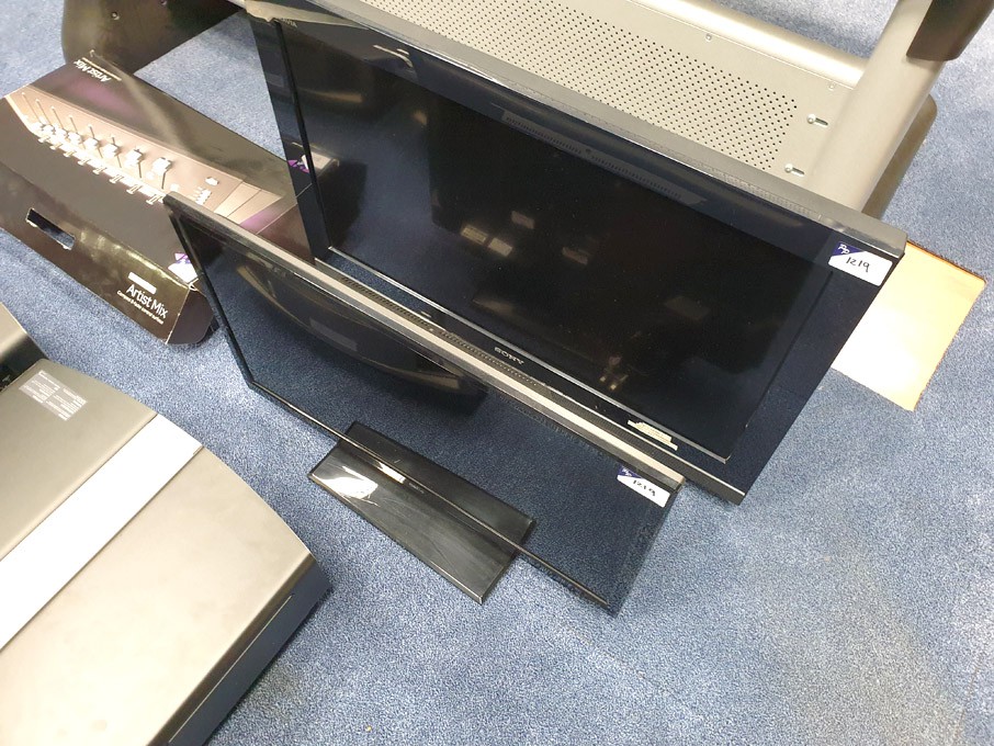 Sony KDL-32V5500 LCD TV on stand, Cello SNCB17 LCD...