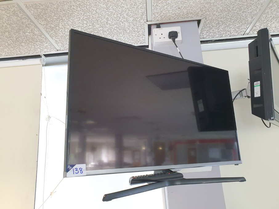Samsung UE32J5100AK LCD TV with remote on wall bra...