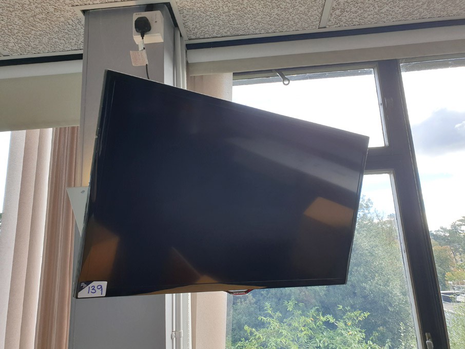 Samsung UE32F5000AK LCD TV with remote on wall bra...