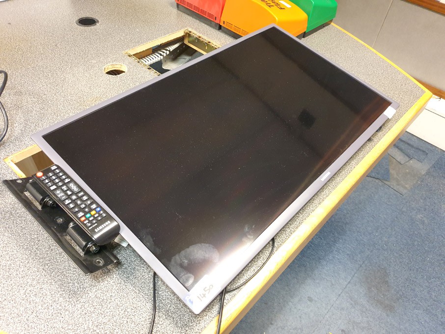 Samsung UE32K5500AK LCD TV with wall bracket & rem...