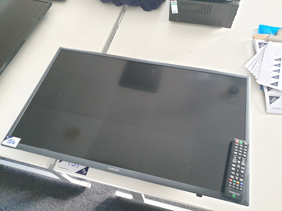 Samsung HG32EE690DB LCD TV with remote