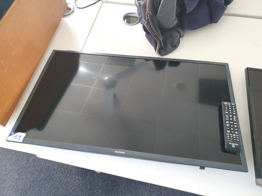 Samsung HG32EE690DB LCD TV with remote