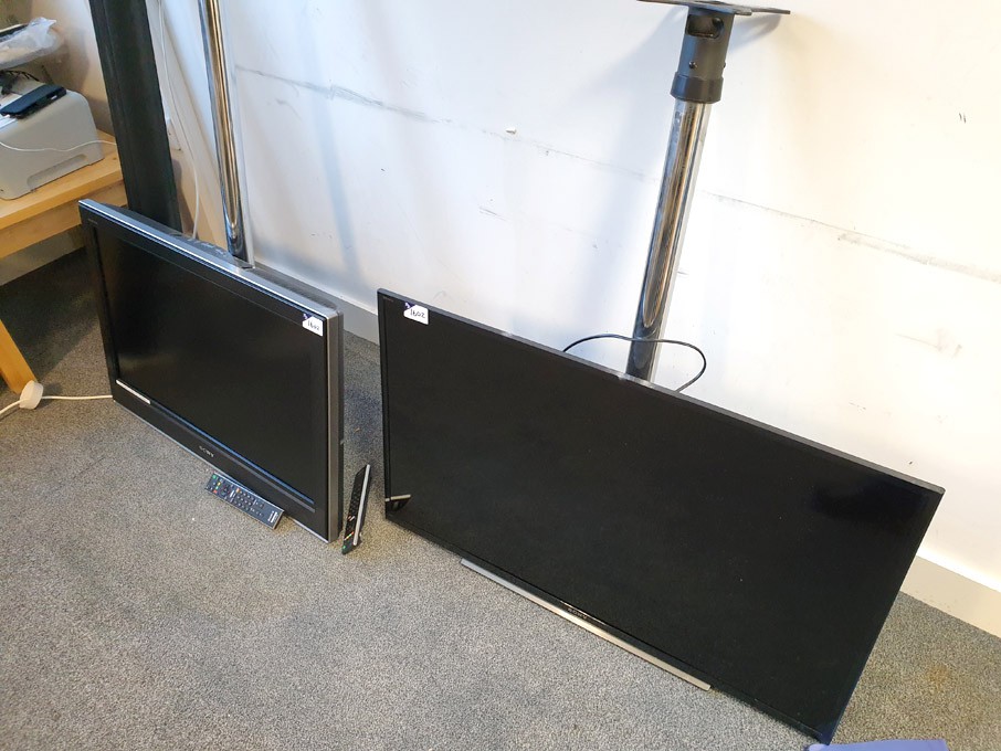 Sony KDL-40R483B LCD TV in Unicol bracket with rem...