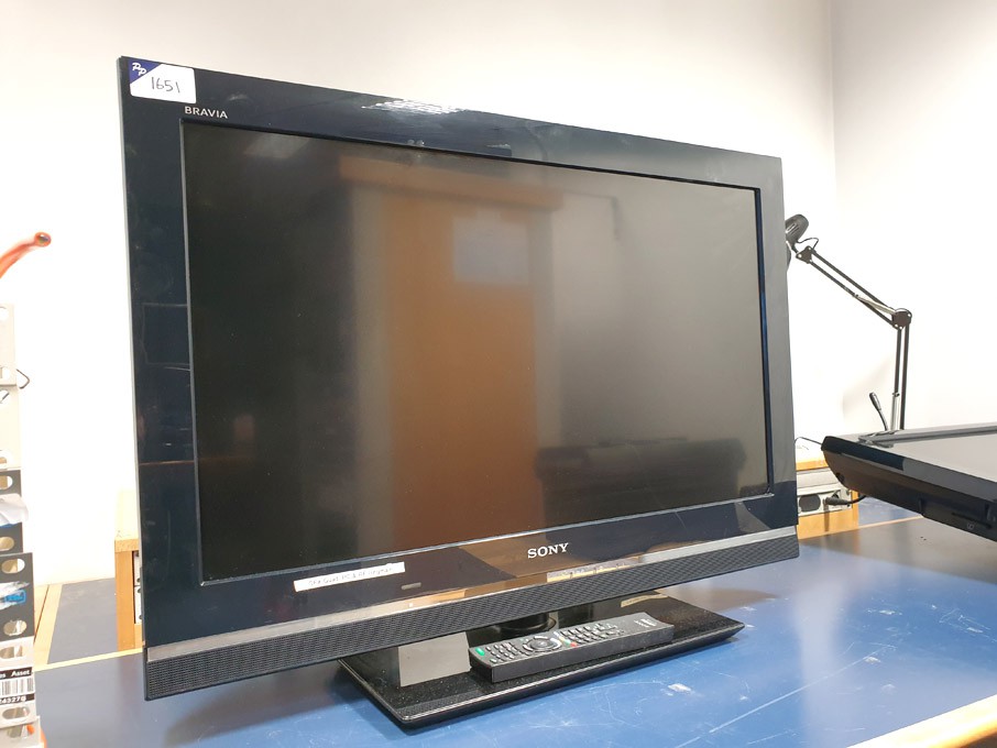 Sony Bravia KDL-32V5500 LCD TV on stand with remot...
