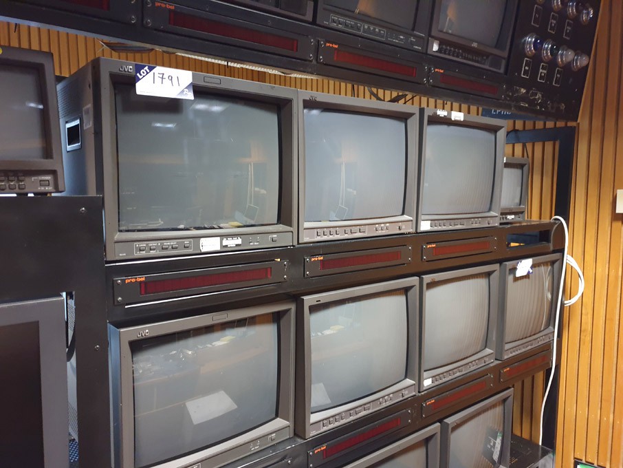 38x various CRT monitors inc: JVC to 17"